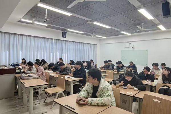 同学们在认真学习雷锋精神.jpg