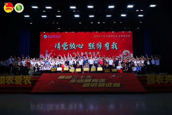 老师与表演人员合影留念.jpg