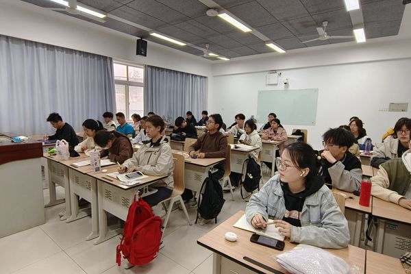 同学们认真学习雷锋精神.jpg